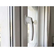 Okno s okenní klikou a klíčem pro zabezpečení oken