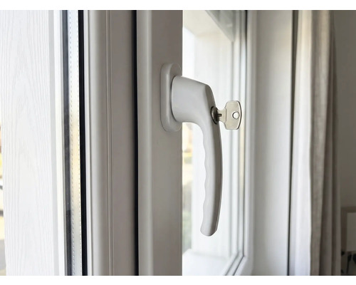 Okno s okenní klikou a klíčem pro zabezpečení oken