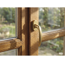 Detail dřevěného okna s klikou