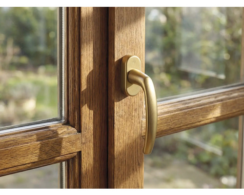 Detail dřevěného okna s klikou