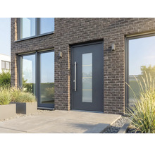 Moderní vchodové dveře se skleněnou vložkou v cihlovém domě