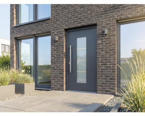 Moderní vchodové dveře se skleněnou vložkou v cihlovém domě