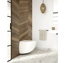 Koupelna se závěsným WC, dřevěným obložením a šestiúhelníkovou dlažbou