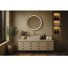 Koupelna s umyvadlovou skříňkou, umyvadlem na desku, zrcadlem s LED osvětlením a dekorací