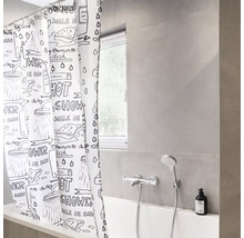 Koupelna se sprchovým závěsem s nápisy a vanou