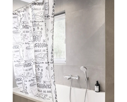 Koupelna se sprchovým závěsem s nápisy a vanou