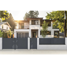 Moderní dům s vjezdovou bránou a plotem