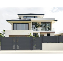 Moderní dům s posuvnou bránou a plotem