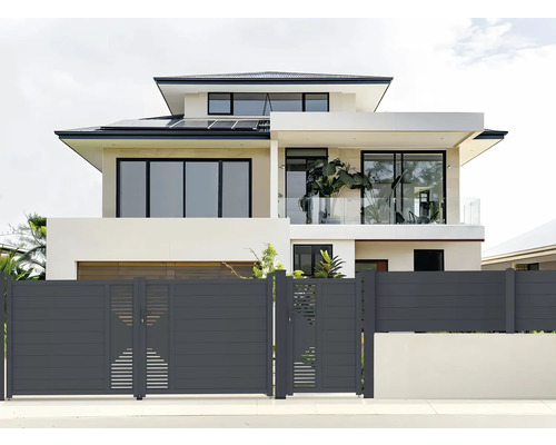 Moderní dům s posuvnou bránou a plotem