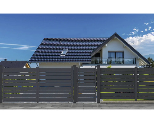 Moderní dům s hliníkovým plotem a zahradní brankou