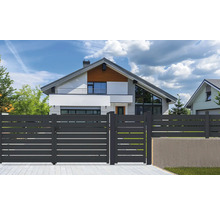 Moderní dům s vodorovným lamelovým plotem a zahradní brankou