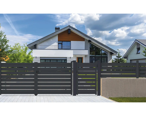 Moderní dům s vodorovným lamelovým plotem a zahradní brankou