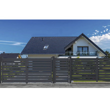 Moderní dům s hliníkovým plotem a zahradní brankou