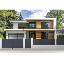 Moderní dům se šedým oplocením a rolovacími garážovými vraty