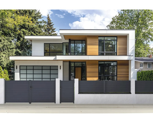 Moderní dům se šedým oplocením a rolovacími garážovými vraty