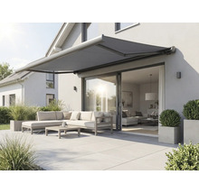 Terasa s vysunutou markýzou, zahradním nábytkem a osázením