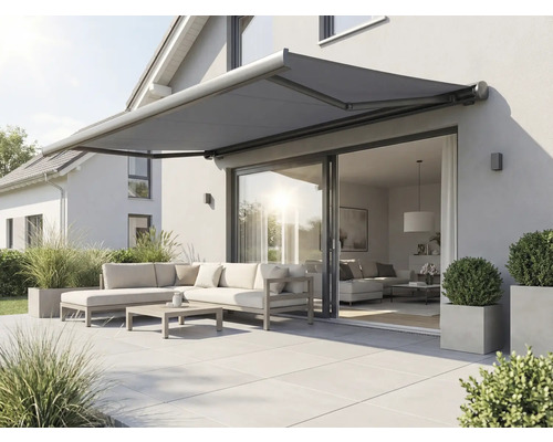 Terasa s vysunutou markýzou, zahradním nábytkem a osázením