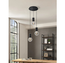 Závěsné svítidlo se třemi svítidly v moderním obývacím pokoji.