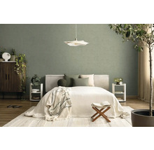 Moderní ložnice se zelenou stěnou, bílou postelí, závěsným svítidlem a světlým kobercem v uspořádané, přírodní atmosféře.