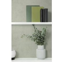 Strukturovaná vliesová tapeta v moderně zařízeném pokoji s nástěnnými policemi, knihami a vázou s větvemi eukalyptu.