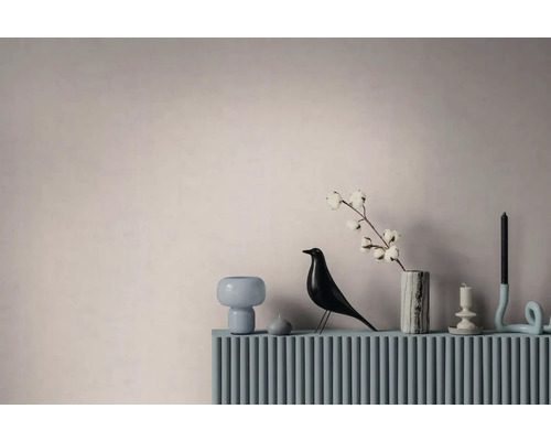 Moderní dekorace interiéru s figurkou ptáčka, mramorovou vázou s bavlníkovou větví a svícny na drážkovaném povrchu.