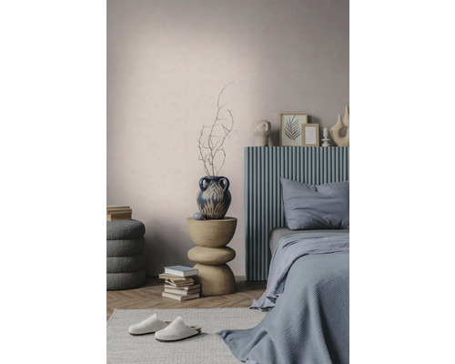 Moderní ložnice s modrým žebrovaným čelem postele, sochařským dřevěným odkládacím stolkem, dekorativní vázou a texturovanými stěnami.