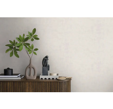 Moderní nástěnná dekorace se světlou barvou na stěnu, dřevěným příborníkem, vázou se zelenou větví a dekorativními předměty.