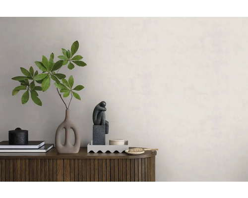 Moderní nástěnná dekorace se světlou barvou na stěnu, dřevěným příborníkem, vázou se zelenou větví a dekorativními předměty.