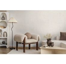 Světlý obývací pokoj v moderním stylu s dřevěným křeslem, stojací lampou s plisovaným stínidlem a bílou policí s organickými tvary.