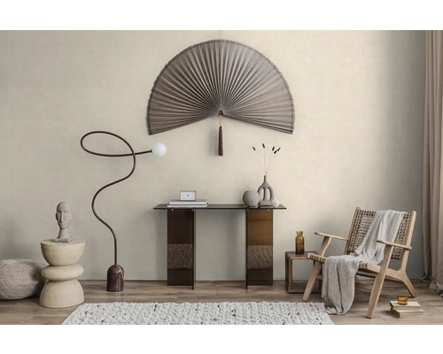 Světlý minimalistický pokoj s nástěnnou dekorací ve tvaru vějíře, skleněným stolem, prohnutou stojací lampou a dřevěným křeslem na strukturovaném koberci.