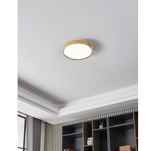 Stropní svítidlo s dřevěným rámem v obývacím pokoji