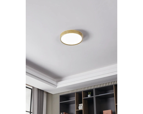 Stropní svítidlo s dřevěným rámem v obývacím pokoji