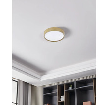 Stropní svítidlo s dřevěným rámem v světlé, moderní místnosti