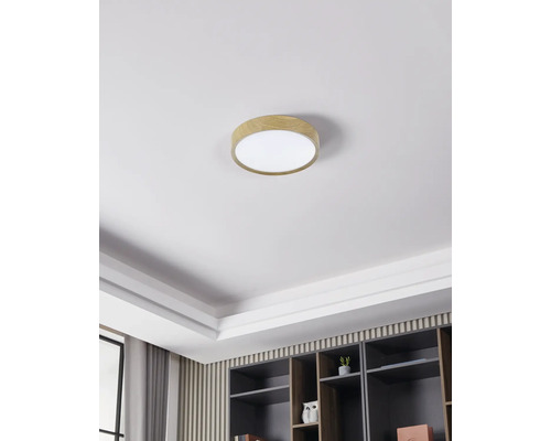 Stropní svítidlo s dřevěným rámem v světlé, moderní místnosti