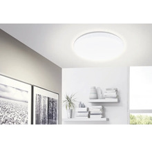 Pohled na místnost s kulatým stropním svítidlem