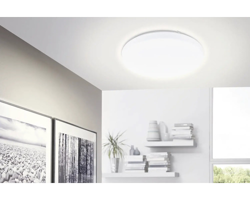 Pohled na místnost s kulatým stropním svítidlem