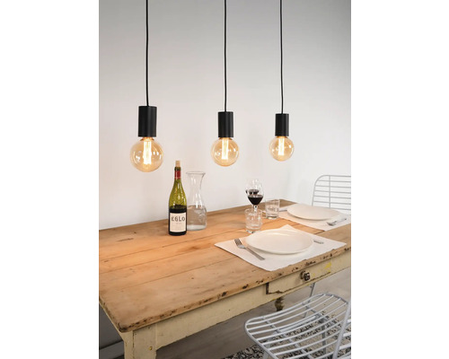 Scéna se třemi závěsnými světly nad jídelním stolem s nádobím a nápoji