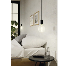 Ložnice s nočním stolkem a závěsným svítidlem