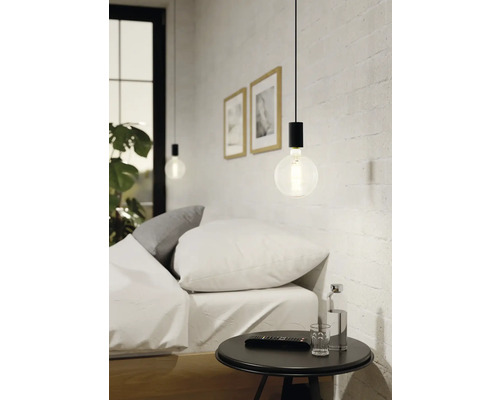 Ložnice s nočním stolkem a závěsným svítidlem