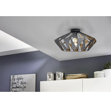 Stropní svítidlo s geometrickým designem v interiéru