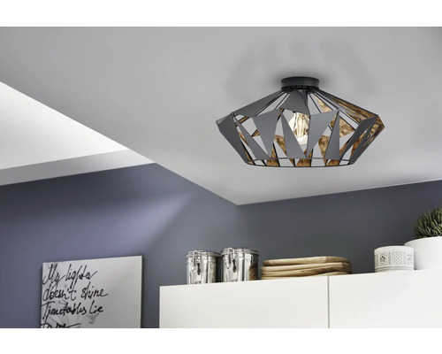 Stropní svítidlo s geometrickým designem v interiéru