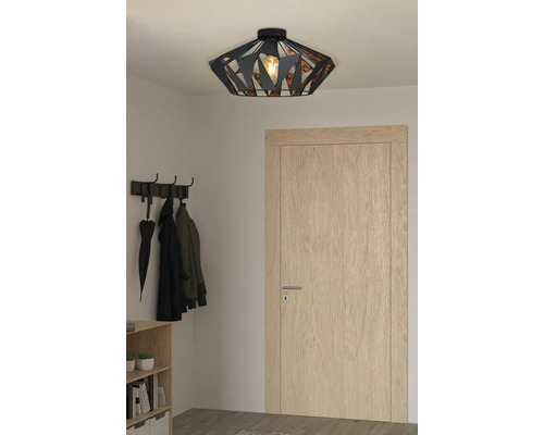 Kovové stropní svítidlo v chodbě s věšákem a dřevěnými dveřmi
