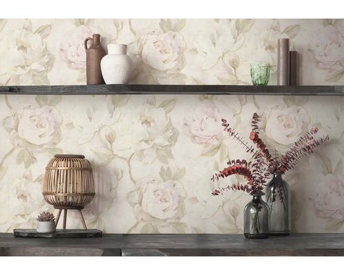 Vliesová tapeta s velkým vzorem pivoněk ve vintage stylu, doplněná tmavou dřevěnou policí, vázami a lucernou.