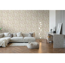 Vliesová tapeta se světlým vzorem růží v moderně zařízeném obývacím pokoji s pohovkou, rybinovými parketami a stojací lampou.