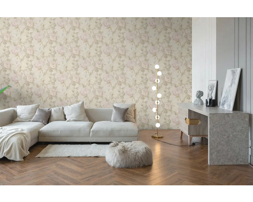 Vliesová tapeta se světlým vzorem růží v moderně zařízeném obývacím pokoji s pohovkou, rybinovými parketami a stojací lampou.
