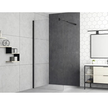 Koupelna se sprchovou zástěnou, skříňkou pod umyvadlo a policemi