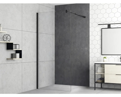 Koupelna se sprchovou zástěnou, skříňkou pod umyvadlo a policemi