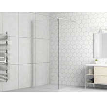 Koupelna se skleněnou sprchovou zástěnou, topným žebříkem a umyvadlem