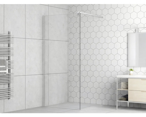 Koupelna se skleněnou sprchovou zástěnou, topným žebříkem a umyvadlem