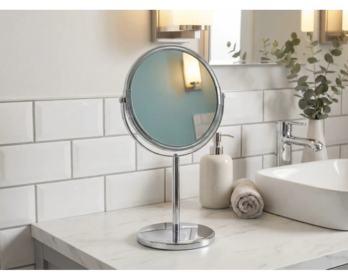 Volně stojící kulaté kosmetické zrcadlo z kovu v koupelně